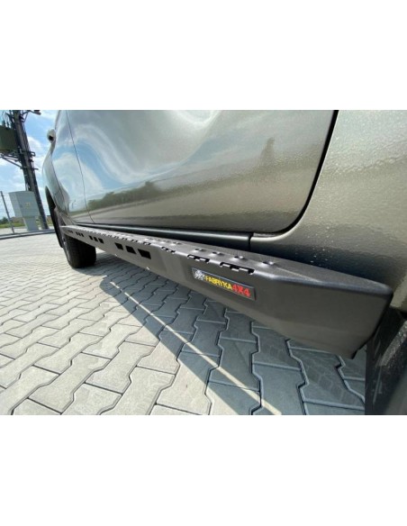 Kit mit 2 verstärkten Trittbrettern oder Seitenschwellern Toyota Hilux Revo (2020 bis aktuell) - Fabryka 4x4