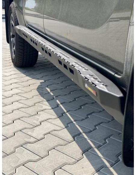 Kit mit 2 verstärkten Trittbrettern oder Seitenschwellern Toyota Hilux Revo (2020 bis aktuell) - Fabryka 4x4