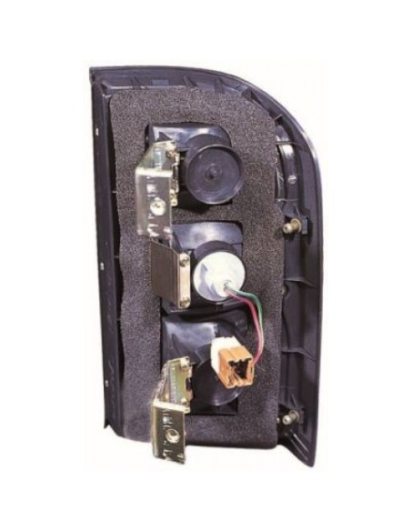 Lanterna traseira Nissan Patrol Y61 (1997 - 2002) homologada.