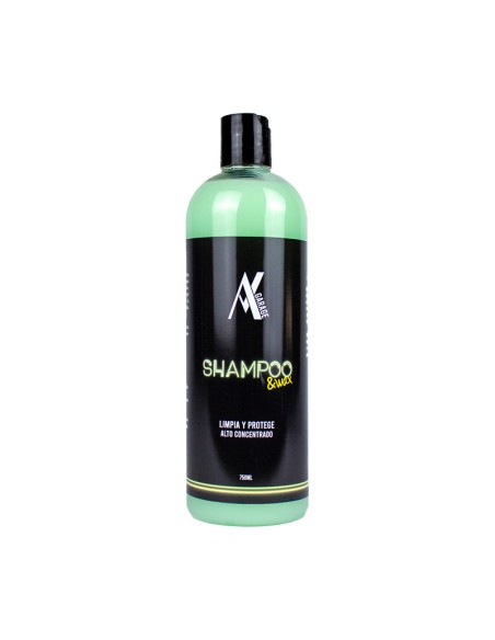 Shampoo com cera para limpeza de carro.