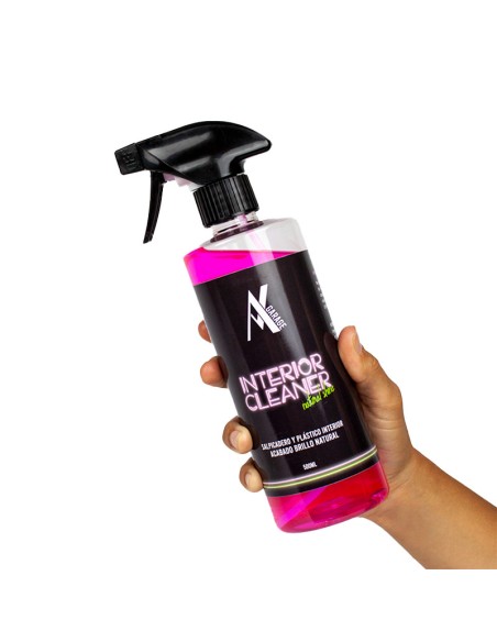 Revitalise et protège les surfaces intérieures du véhicule.