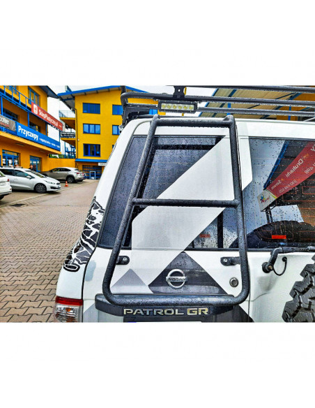 Escalera corta portón trasero Nissan Patrol Y61 (GU3) - Fabryka 4x4