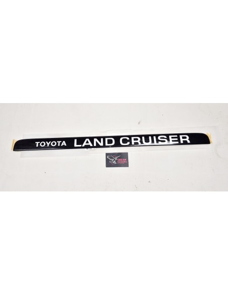 EMBLEMA PORTON TRASERO J-8